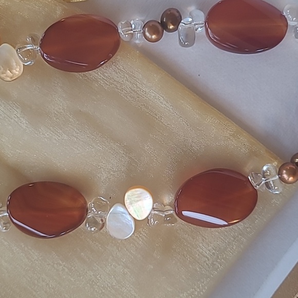 Amber and mother of pearl beaded necklace - Picture 2 of 2